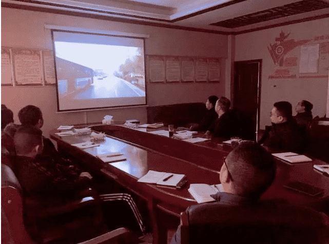 市城投集团公司组织收看《一抓到底正风纪—秦岭违建别墅整治始末》警示教育新闻专题片