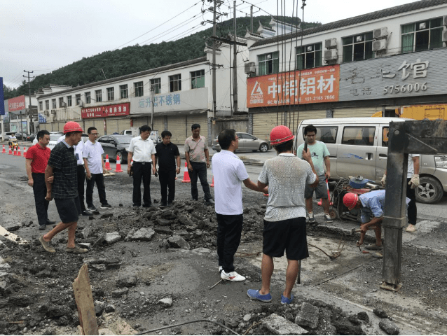 争分夺秒忙抢修、全力以赴保供水