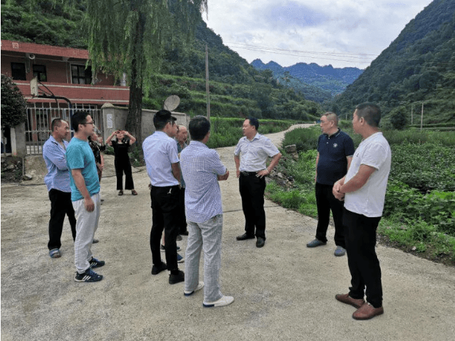 铜仁城投集团党委副书记、总经理何向东到思南县宽坪乡良田坝村开展脱贫攻坚调研工作