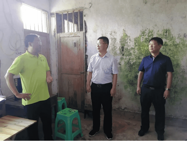 铜仁城投集团党委书记、董事长蔡江陪同陈康主席到沿河县调研督战脱贫攻坚工作