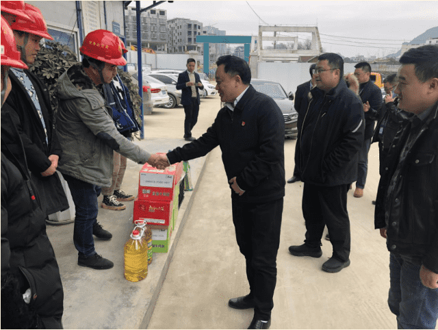 铜仁城投集团党委副书记、总经理何向东开展春节前走访慰问活动