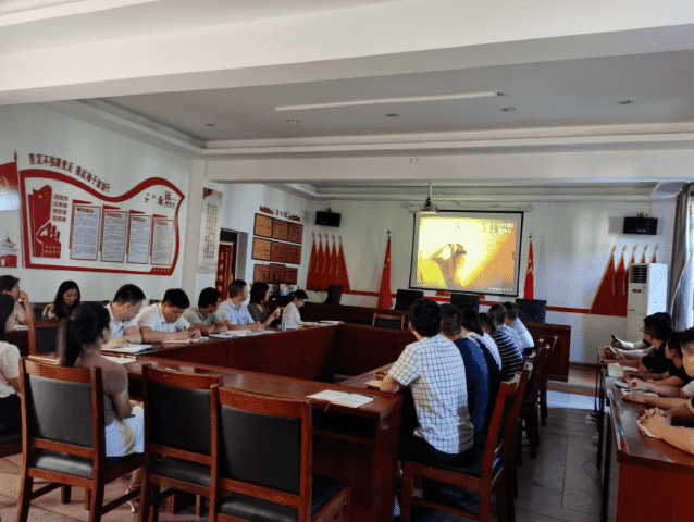 铜仁城投集团机关党支部 组织观看警示教育片《严正家风》