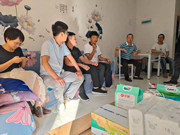 铜仁城投集团机关党支部践行我为群众办实事：看望慰问异地搬迁困难群众