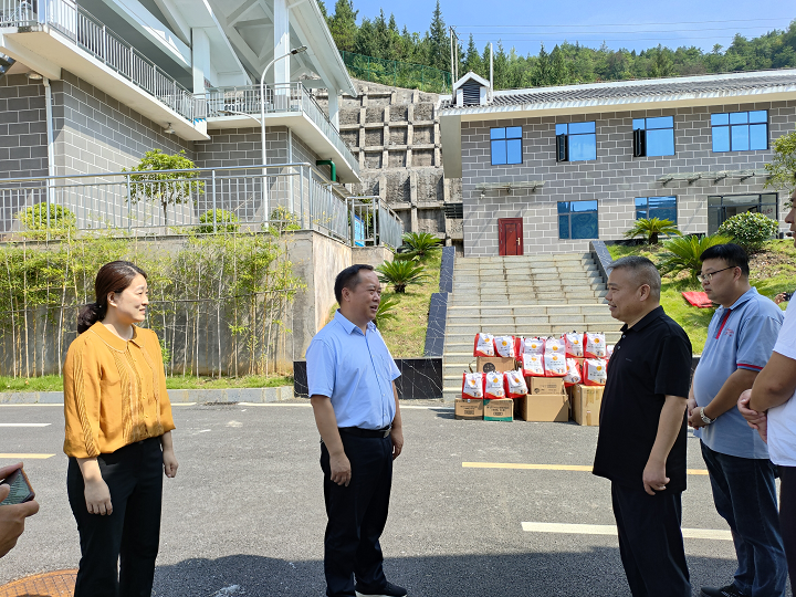 酷暑送清凉 关怀沁人心 ——市总工会到铜仁城交集团水务公司开展“夏送清凉”慰问活动