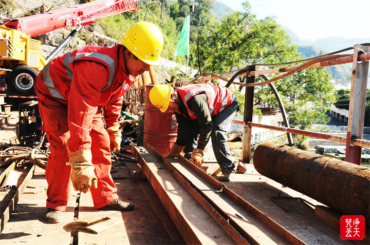 铜仁城交集团交建公司：加速建设碧江区灯塔街道马岩村白龙山1号桥