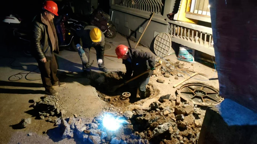 凝心聚力战凝冻，保供为民显担当--铜仁城交集团水务公司凝冻保供“不打烊”！