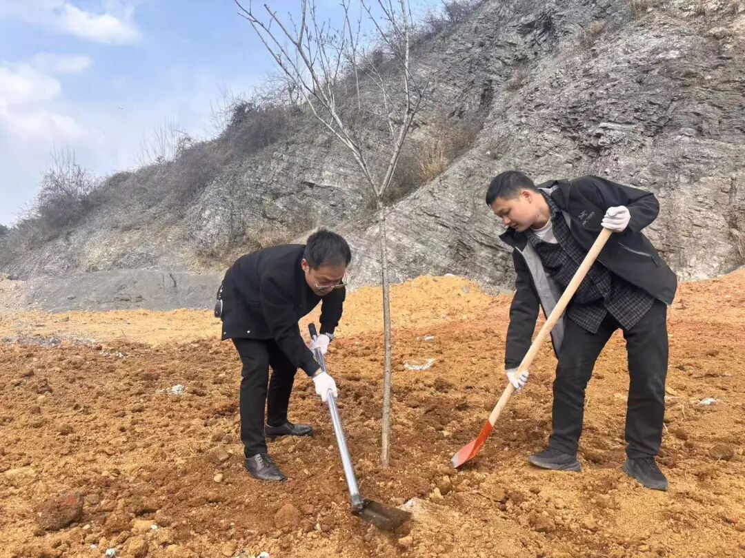 铜仁城交集团公路勘察设计院公司参与G242万山谢桥至老山口段公路改扩建工程WSXL-01标、WSXL-02标项目联合党支部植树节联建活动