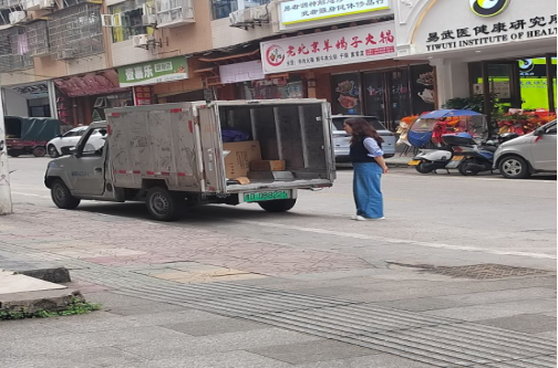 铜仁城交集团组织干部职工参与文明城市创建志愿服务活动