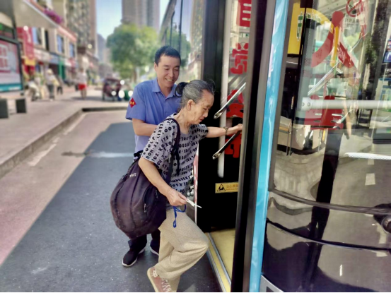 十年坚守践初心 一路匠心护征程——记铜仁城交集团公交公司驾驶员谭子辉平凡岗位上的不凡坚守