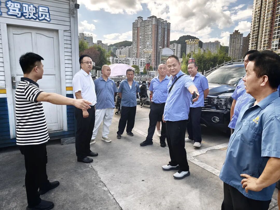 铜仁城交集团炎炎盛夏送清凉 心系一线暖人
