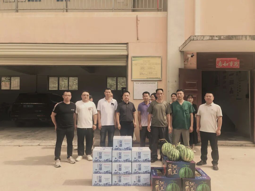 铜仁城交集团炎炎盛夏送清凉 心系一线暖人